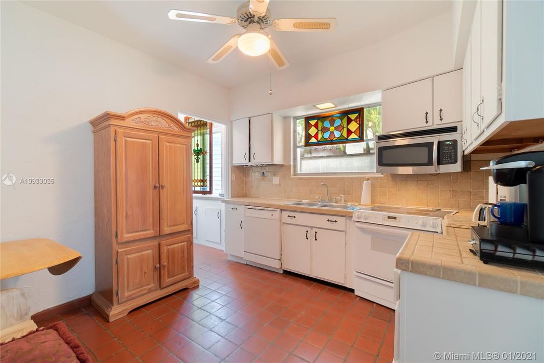 Vendido Recientemente: $999,999 (5 camas, 3 baños, 2849 Pies cuadrados)