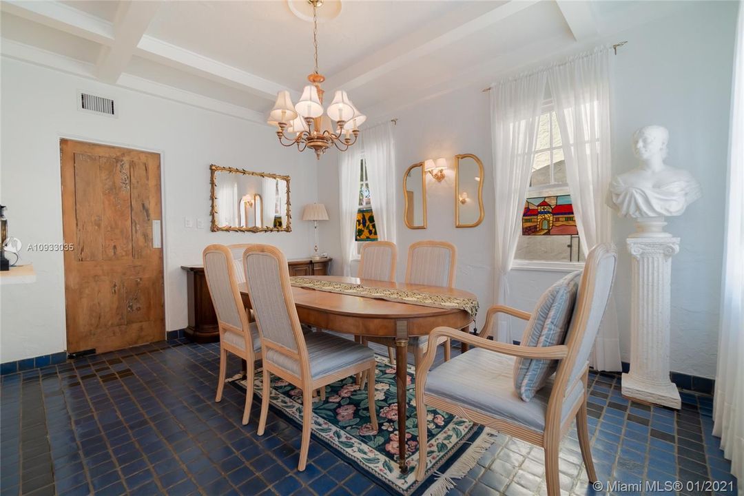 Vendido Recientemente: $999,999 (5 camas, 3 baños, 2849 Pies cuadrados)