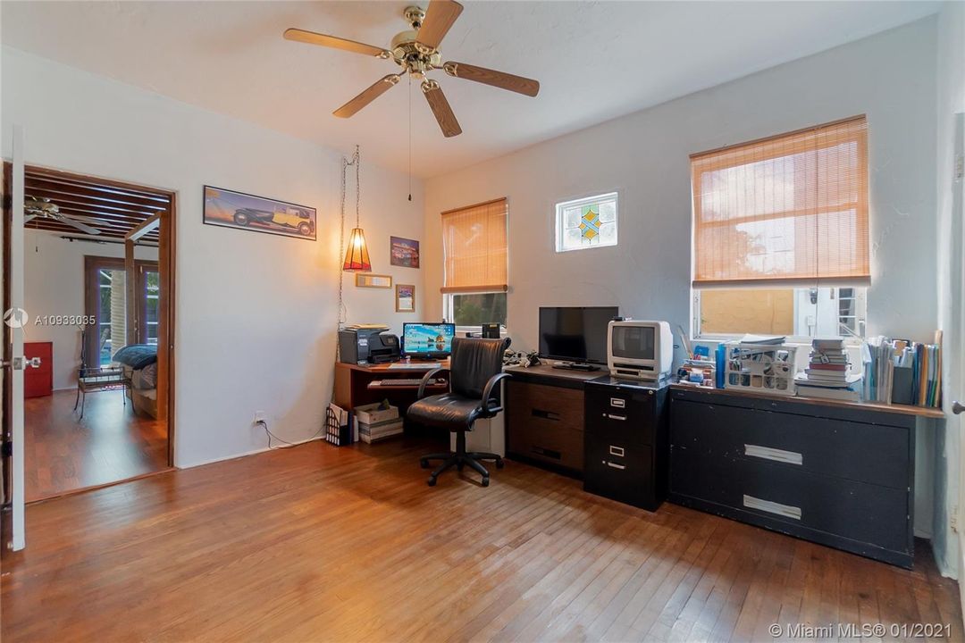 Vendido Recientemente: $999,999 (5 camas, 3 baños, 2849 Pies cuadrados)