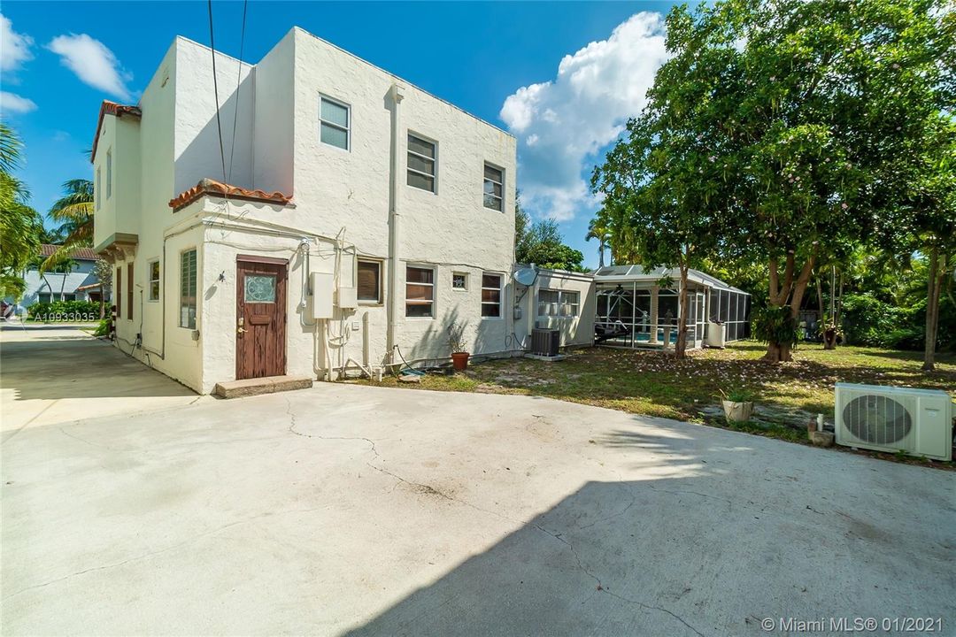 Vendido Recientemente: $999,999 (5 camas, 3 baños, 2849 Pies cuadrados)