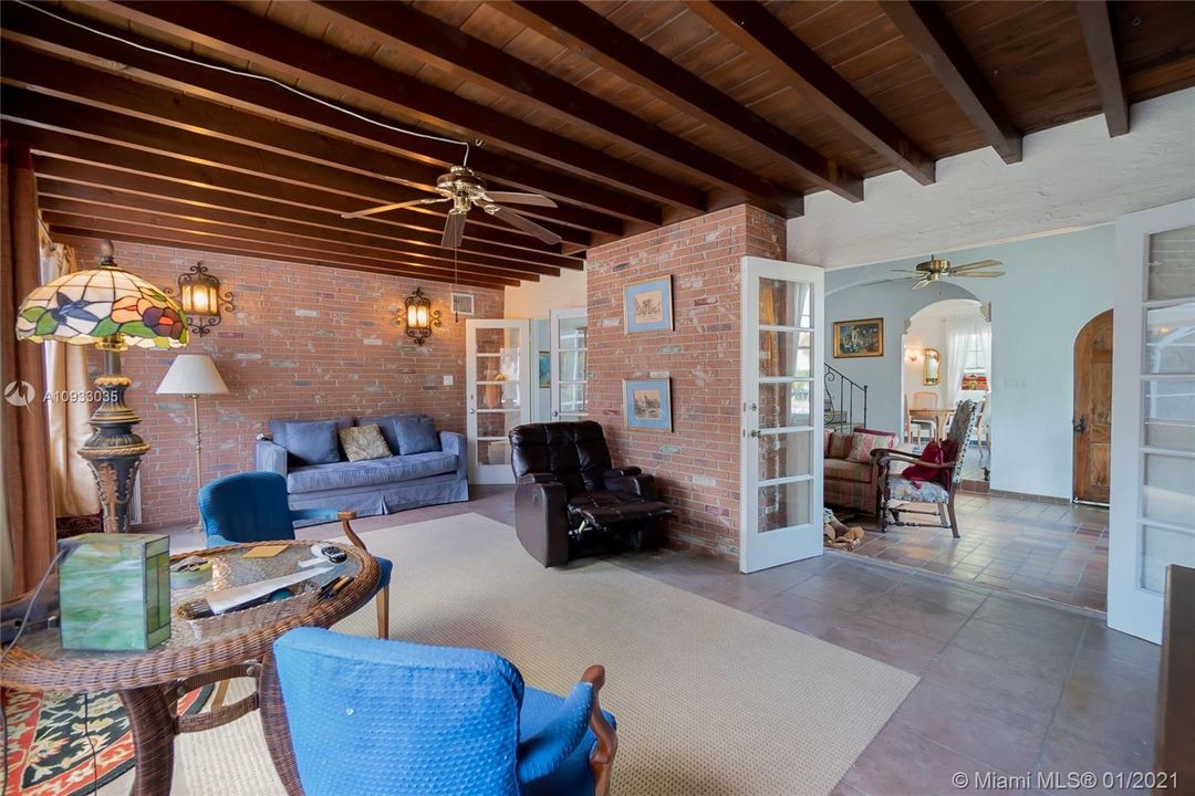 Vendido Recientemente: $999,999 (5 camas, 3 baños, 2849 Pies cuadrados)