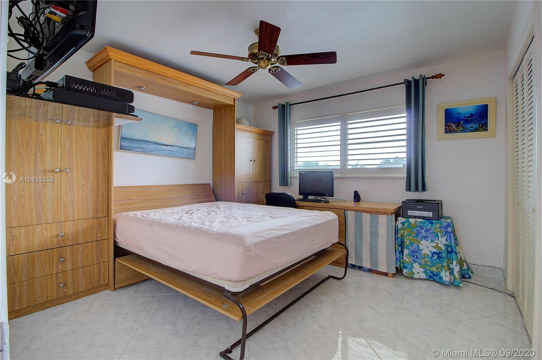 Vendido Recientemente: $291,400 (2 camas, 2 baños, 1056 Pies cuadrados)