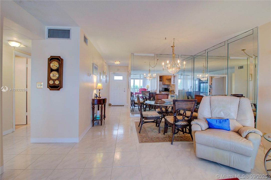Vendido Recientemente: $291,400 (2 camas, 2 baños, 1056 Pies cuadrados)