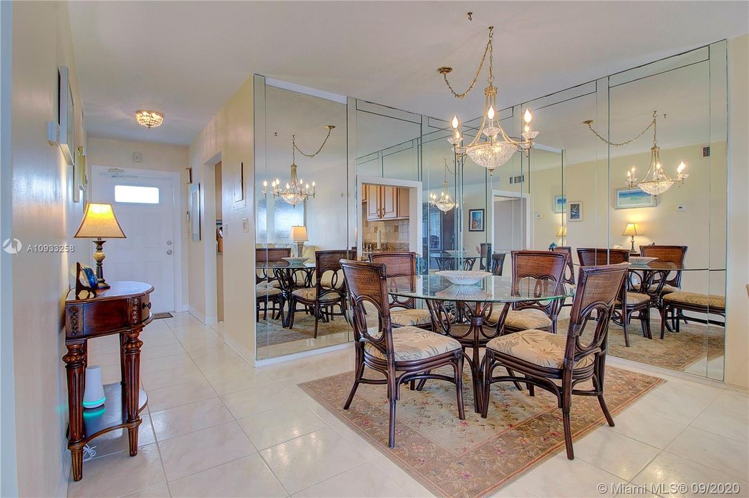 Vendido Recientemente: $291,400 (2 camas, 2 baños, 1056 Pies cuadrados)