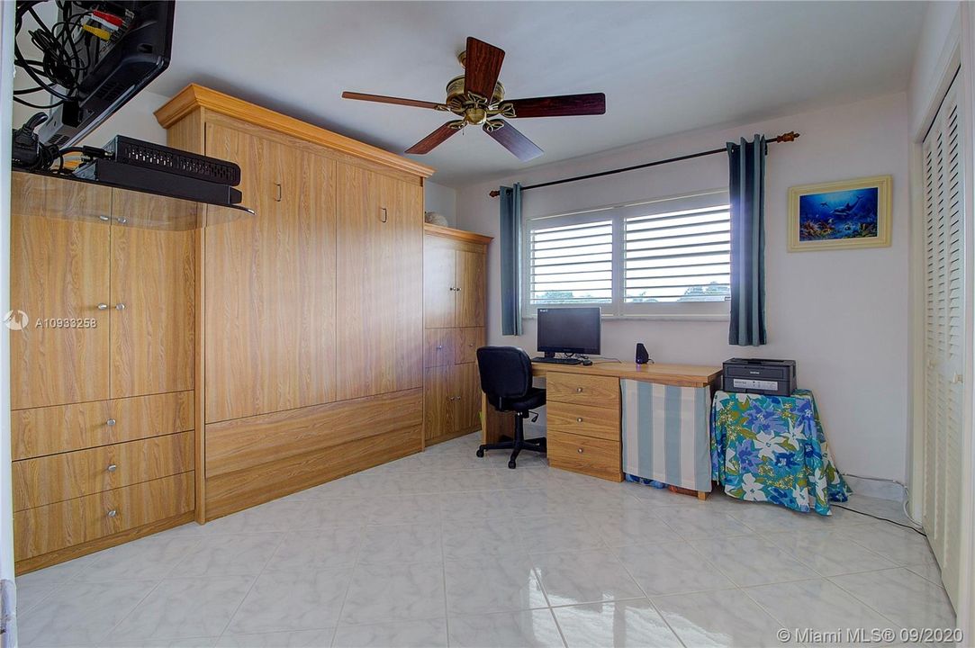 Vendido Recientemente: $291,400 (2 camas, 2 baños, 1056 Pies cuadrados)