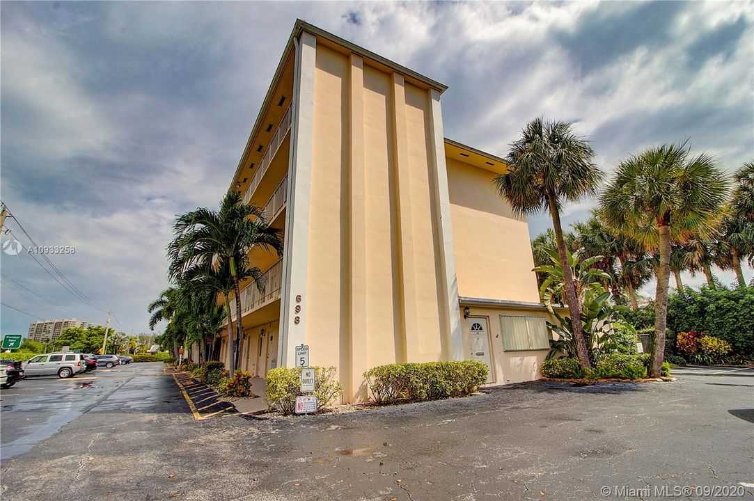 Vendido Recientemente: $291,400 (2 camas, 2 baños, 1056 Pies cuadrados)