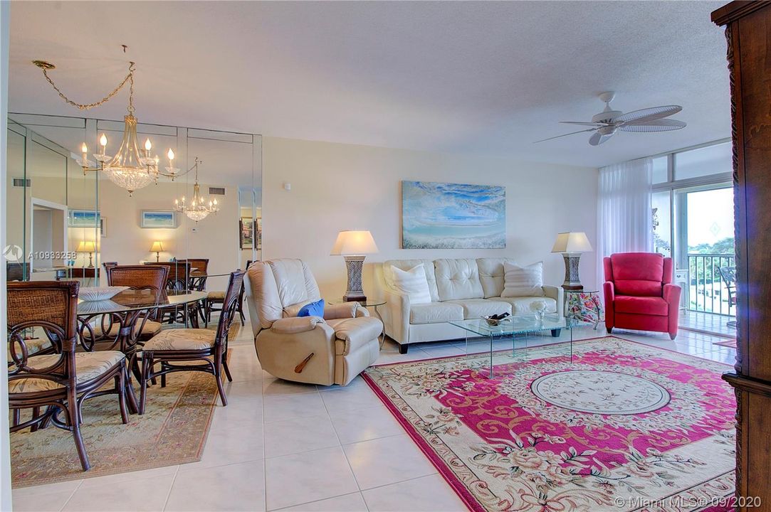 Vendido Recientemente: $291,400 (2 camas, 2 baños, 1056 Pies cuadrados)