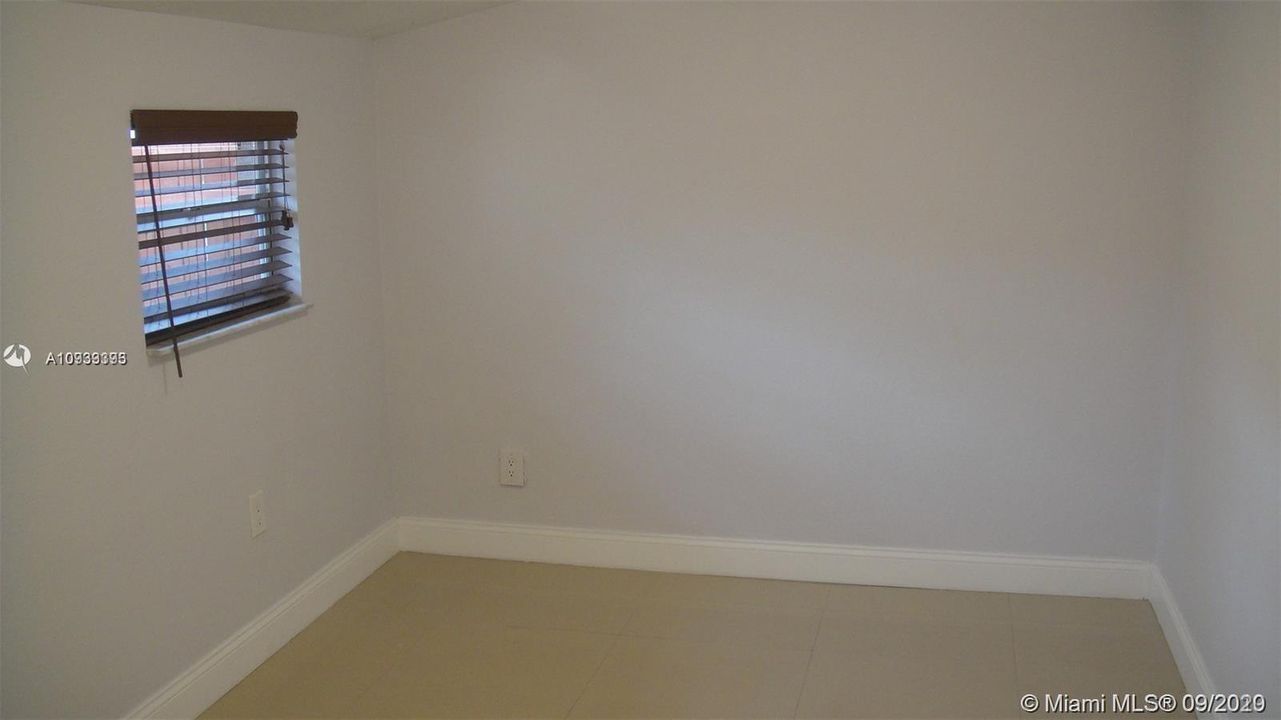 SMALL ADDITIONAL BEDROOM - IDEAL FOR NURSERY/OFFICE
