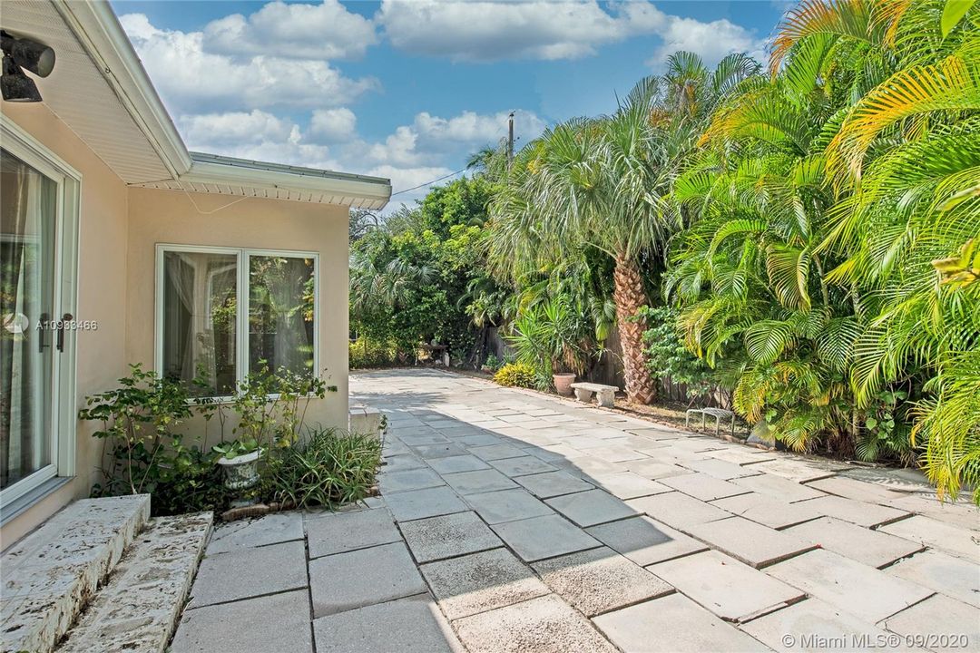 Recently Sold: $575,000 (3 beds, 3 baths, 2284 Square Feet)