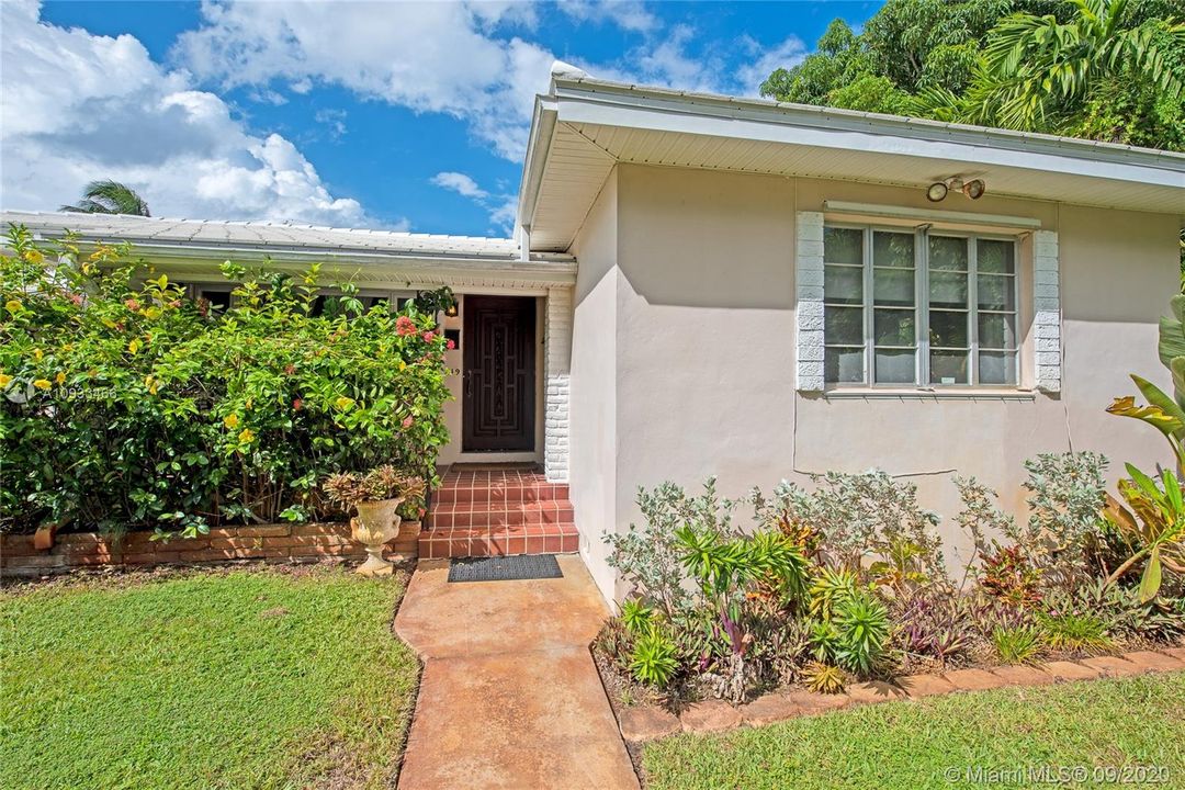 Recently Sold: $575,000 (3 beds, 3 baths, 2284 Square Feet)