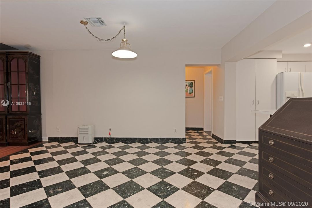 Recently Sold: $575,000 (3 beds, 3 baths, 2284 Square Feet)