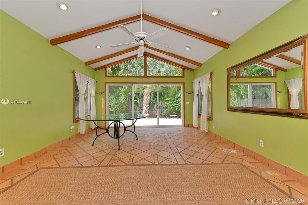 Recently Sold: $575,000 (3 beds, 3 baths, 2284 Square Feet)