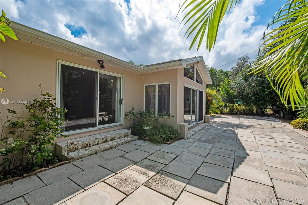 Recently Sold: $575,000 (3 beds, 3 baths, 2284 Square Feet)