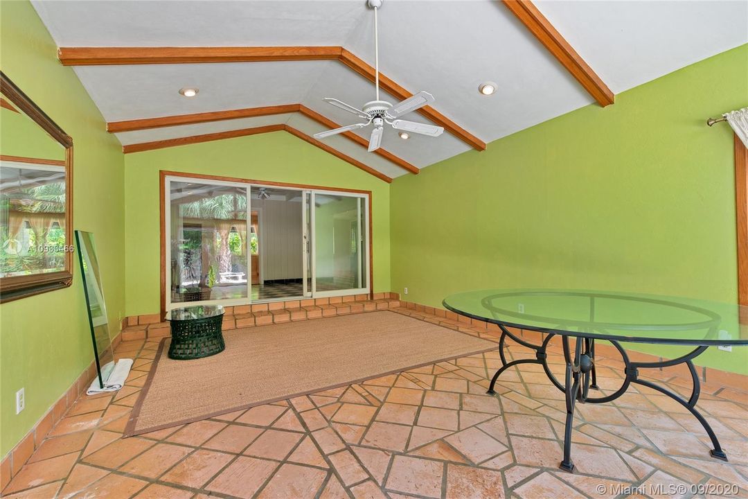 Recently Sold: $575,000 (3 beds, 3 baths, 2284 Square Feet)