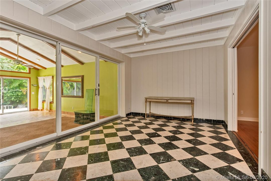 Recently Sold: $575,000 (3 beds, 3 baths, 2284 Square Feet)