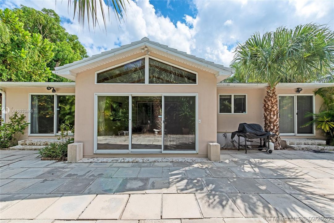 Recently Sold: $575,000 (3 beds, 3 baths, 2284 Square Feet)