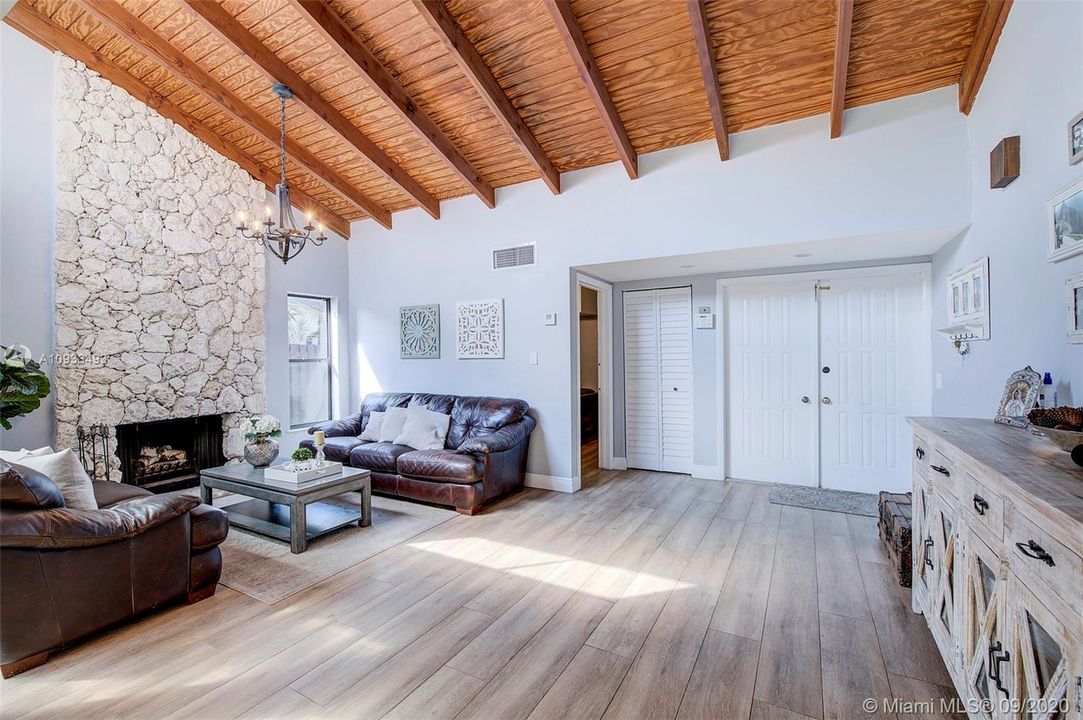 Recently Sold: $350,000 (2 beds, 2 baths, 1173 Square Feet)