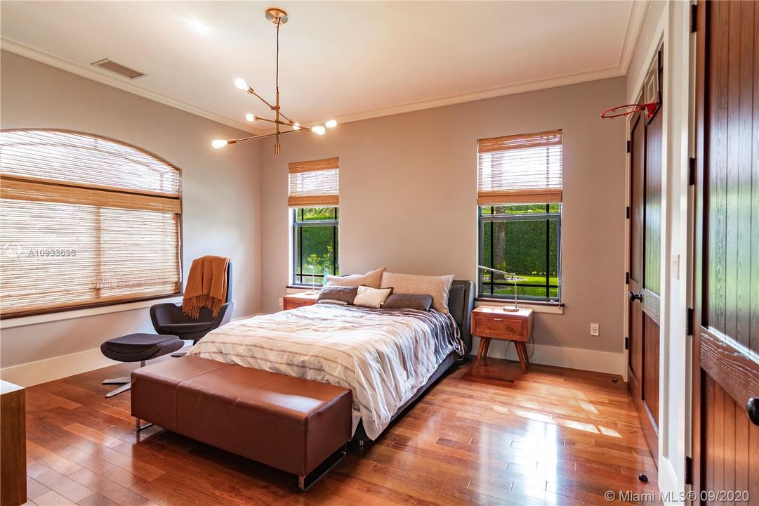 Vendido Recientemente: $2,350,000 (5 camas, 4 baños, 5236 Pies cuadrados)