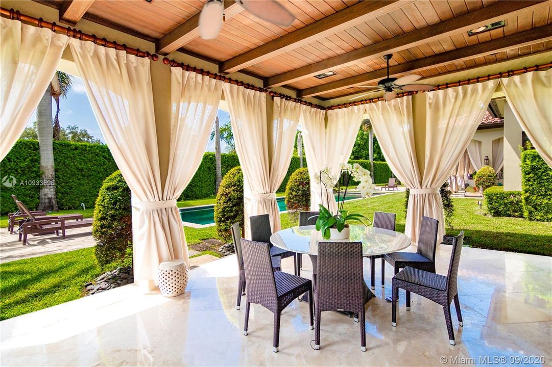 Vendido Recientemente: $2,350,000 (5 camas, 4 baños, 5236 Pies cuadrados)