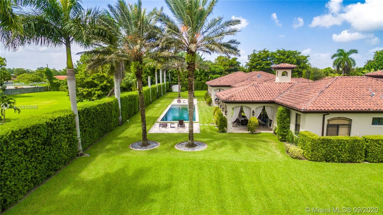 Vendido Recientemente: $2,350,000 (5 camas, 4 baños, 5236 Pies cuadrados)
