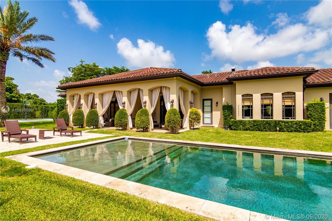Vendido Recientemente: $2,350,000 (5 camas, 4 baños, 5236 Pies cuadrados)