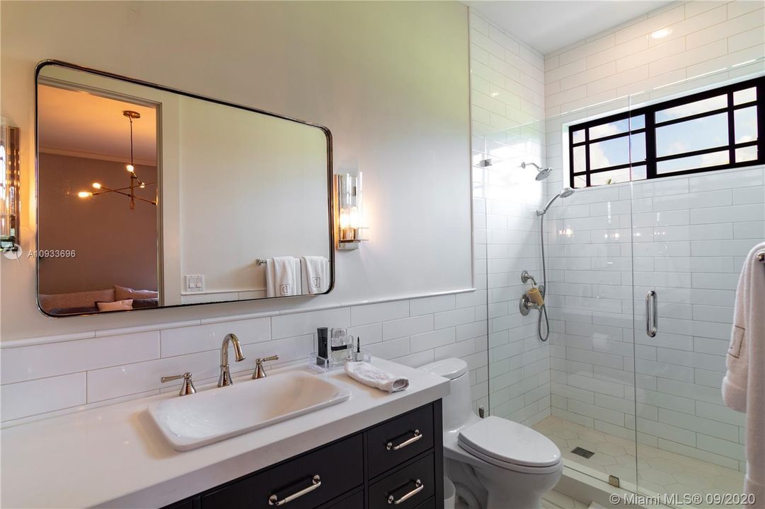 Vendido Recientemente: $2,350,000 (5 camas, 4 baños, 5236 Pies cuadrados)