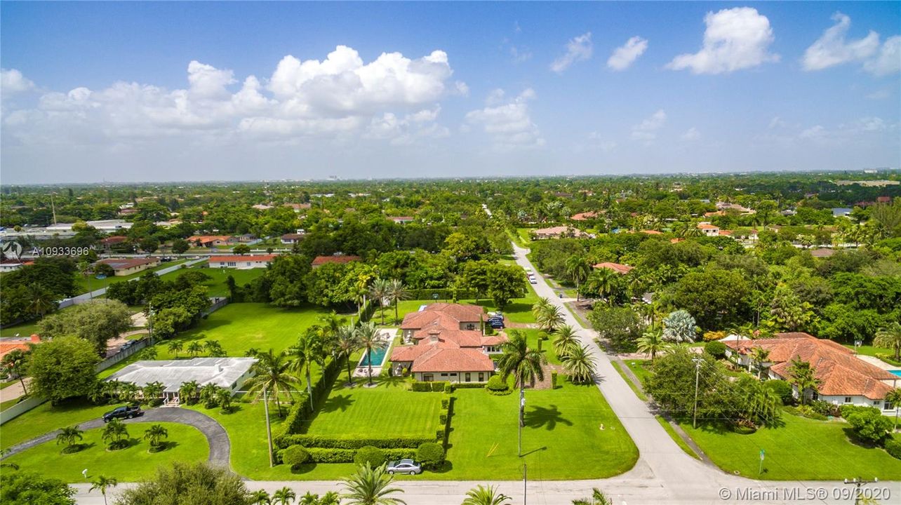 Vendido Recientemente: $2,350,000 (5 camas, 4 baños, 5236 Pies cuadrados)