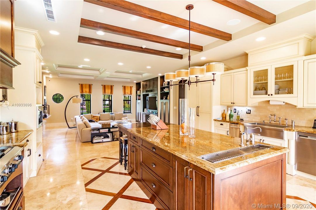 Vendido Recientemente: $2,350,000 (5 camas, 4 baños, 5236 Pies cuadrados)