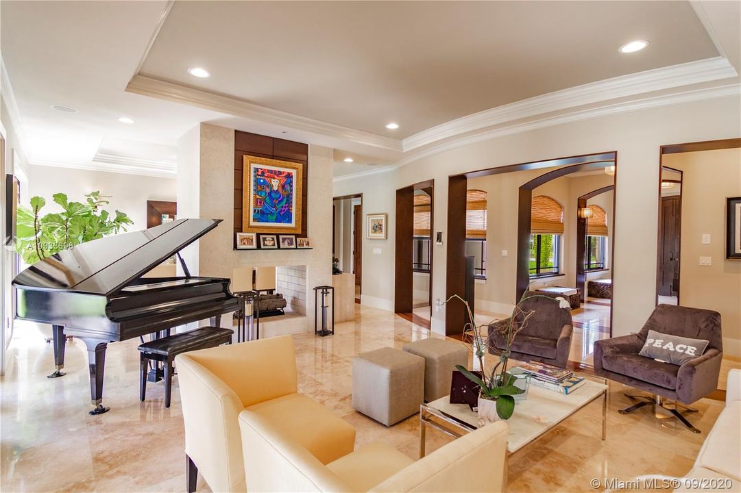 Vendido Recientemente: $2,350,000 (5 camas, 4 baños, 5236 Pies cuadrados)