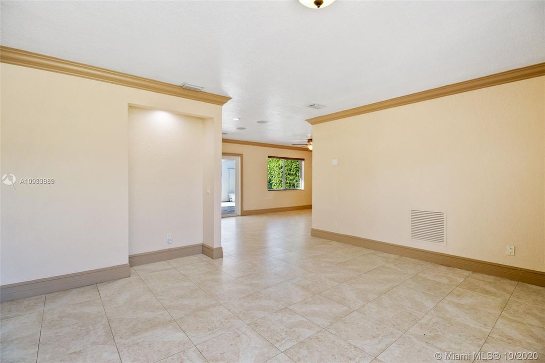 Vendido Recientemente: $549,900 (3 camas, 2 baños, 1663 Pies cuadrados)