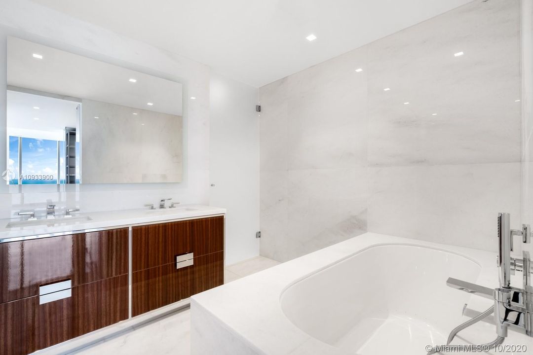 Recently Sold: $4,999,000 (3 beds, 3 baths, 2475 Square Feet)