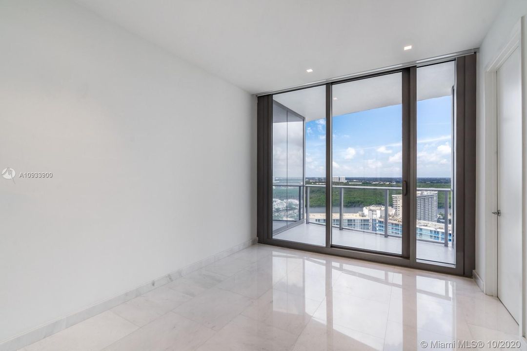 Recently Sold: $4,999,000 (3 beds, 3 baths, 2475 Square Feet)