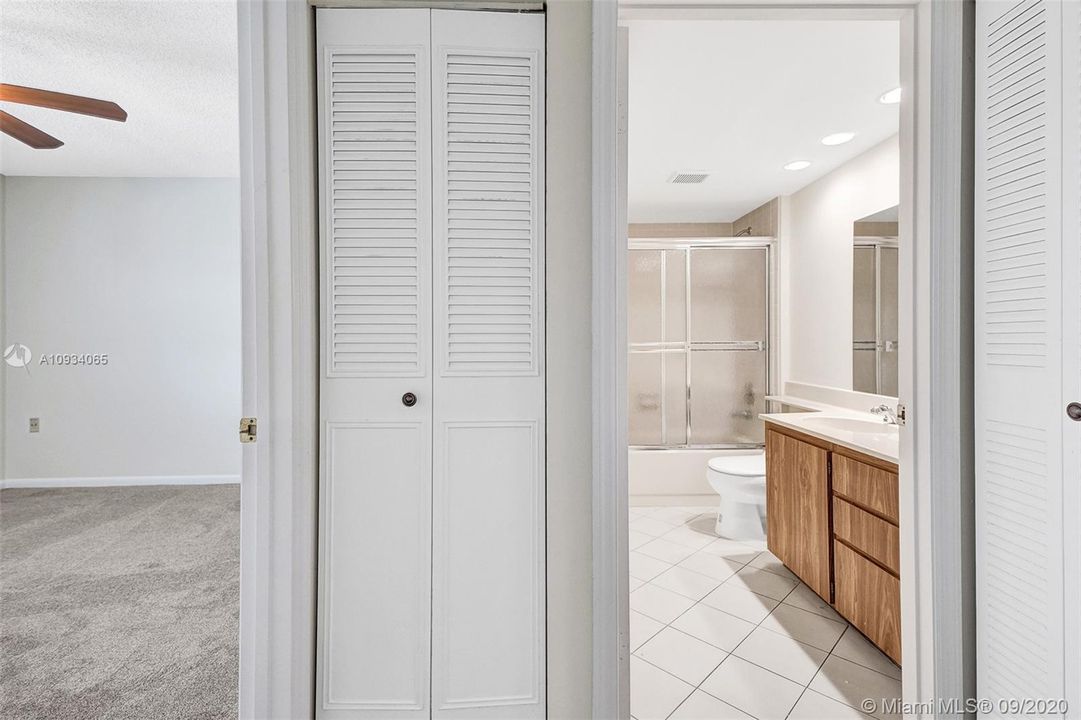 Vendido Recientemente: $212,990 (2 camas, 2 baños, 1385 Pies cuadrados)