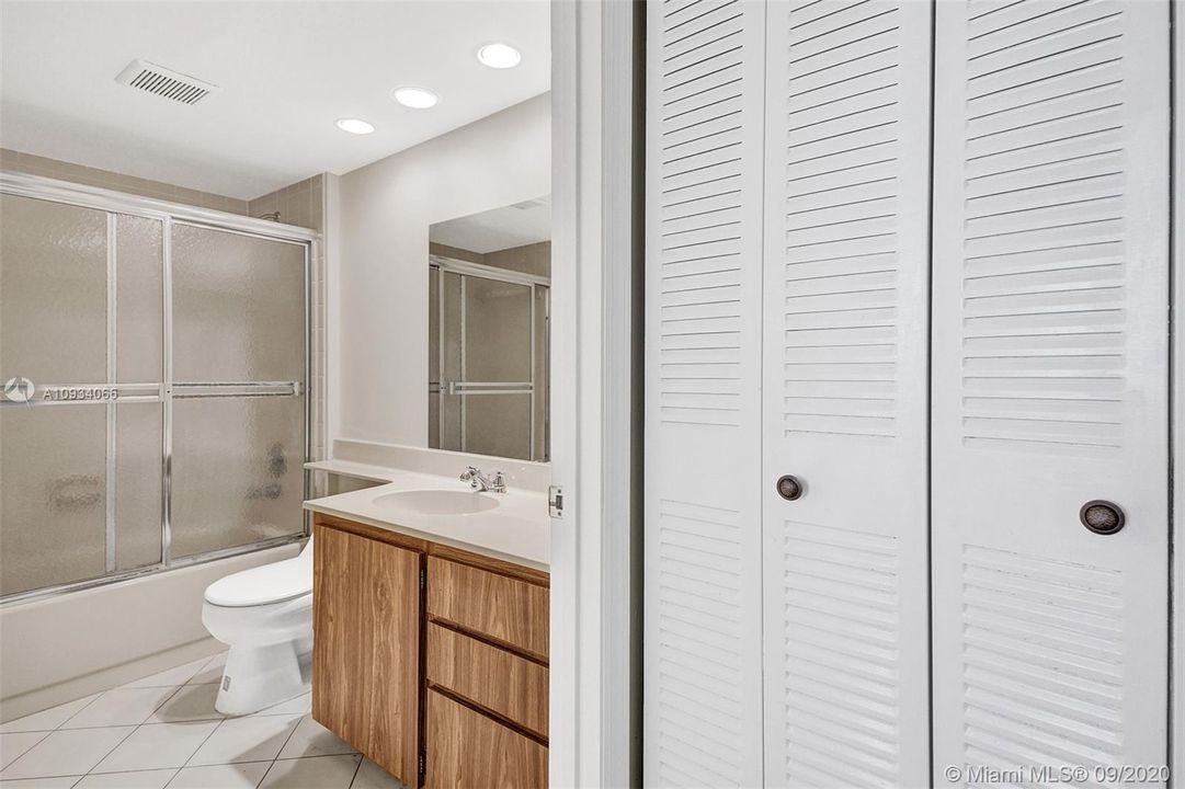 Vendido Recientemente: $212,990 (2 camas, 2 baños, 1385 Pies cuadrados)