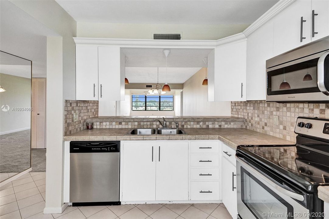 Vendido Recientemente: $212,990 (2 camas, 2 baños, 1385 Pies cuadrados)