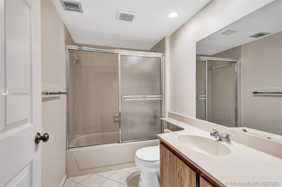 Vendido Recientemente: $212,990 (2 camas, 2 baños, 1385 Pies cuadrados)