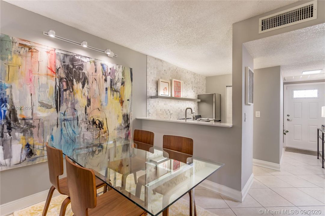 最近售出: $175,000 (2 贝兹, 2 浴室, 761 平方英尺)