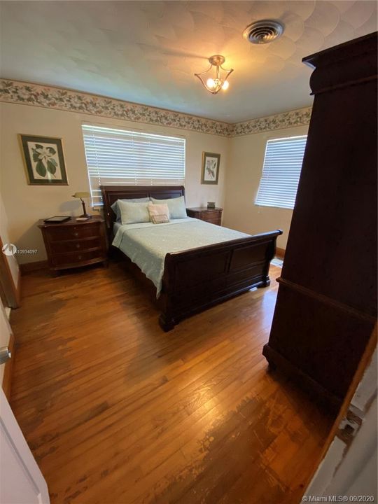 Vendido Recientemente: $422,000 (3 camas, 2 baños, 2030 Pies cuadrados)