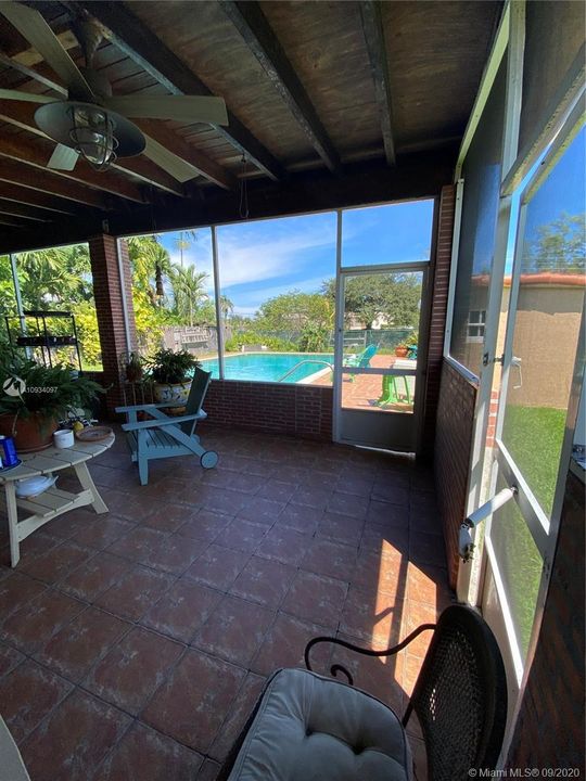 Vendido Recientemente: $422,000 (3 camas, 2 baños, 2030 Pies cuadrados)