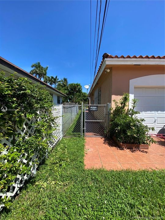 Vendido Recientemente: $422,000 (3 camas, 2 baños, 2030 Pies cuadrados)