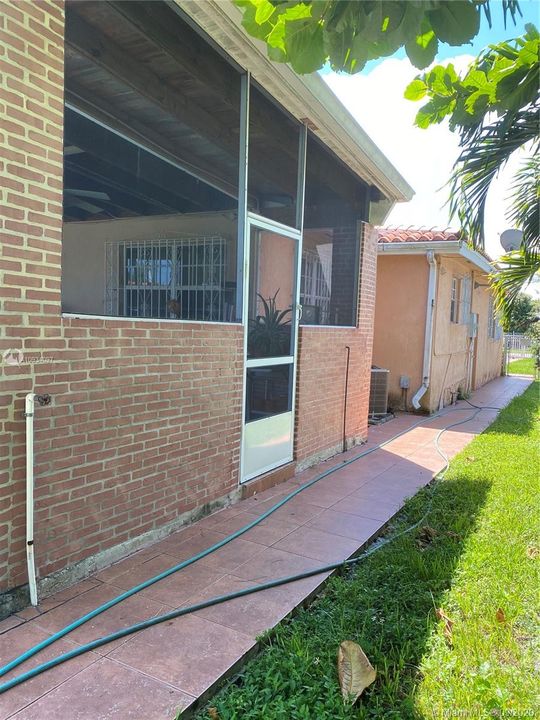 Vendido Recientemente: $422,000 (3 camas, 2 baños, 2030 Pies cuadrados)