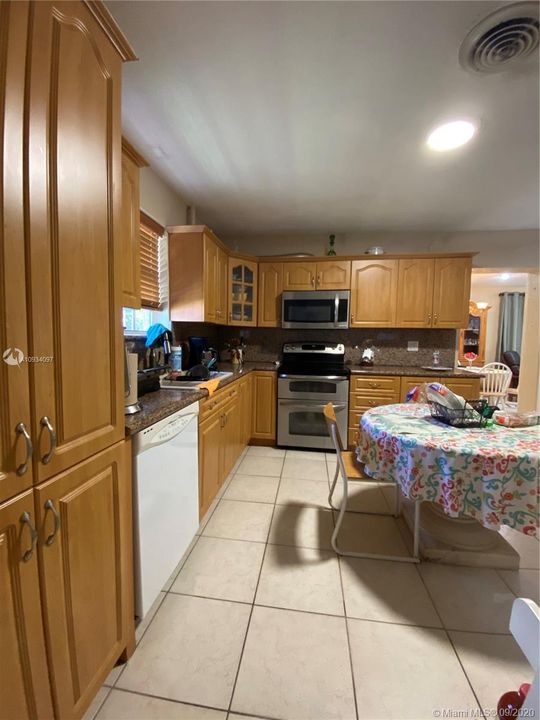 Vendido Recientemente: $422,000 (3 camas, 2 baños, 2030 Pies cuadrados)