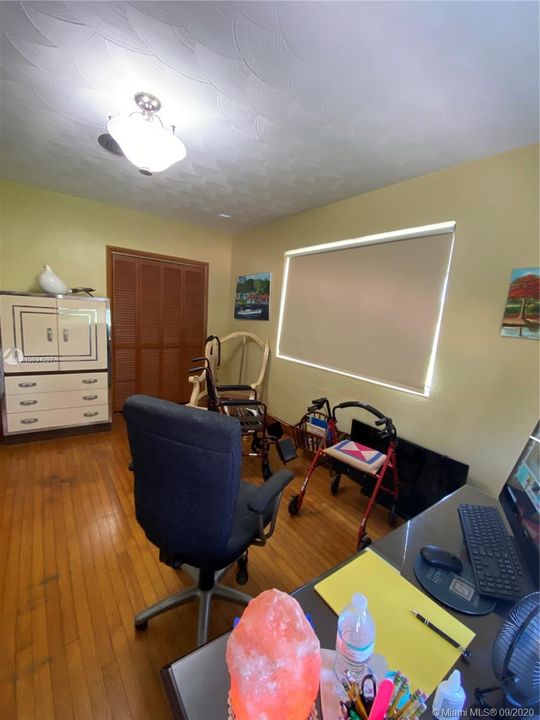 Vendido Recientemente: $422,000 (3 camas, 2 baños, 2030 Pies cuadrados)