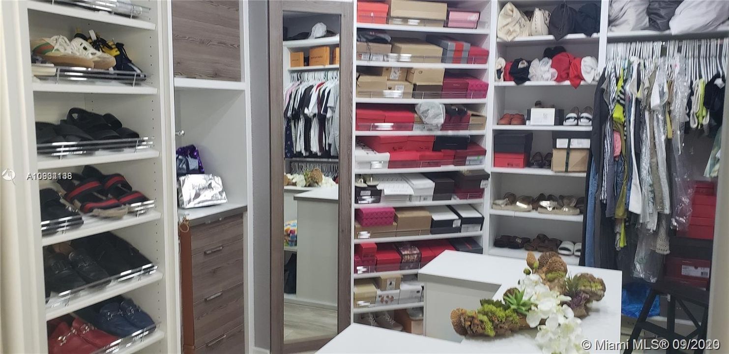 Vendido Recientemente: $550,000 (4 camas, 2 baños, 1833 Pies cuadrados)