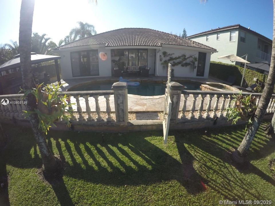 Vendido Recientemente: $550,000 (4 camas, 2 baños, 1833 Pies cuadrados)