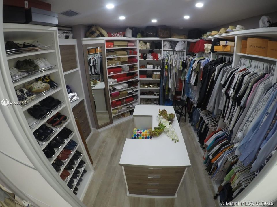 Vendido Recientemente: $550,000 (4 camas, 2 baños, 1833 Pies cuadrados)