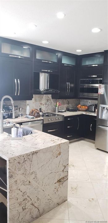 Vendido Recientemente: $550,000 (4 camas, 2 baños, 1833 Pies cuadrados)