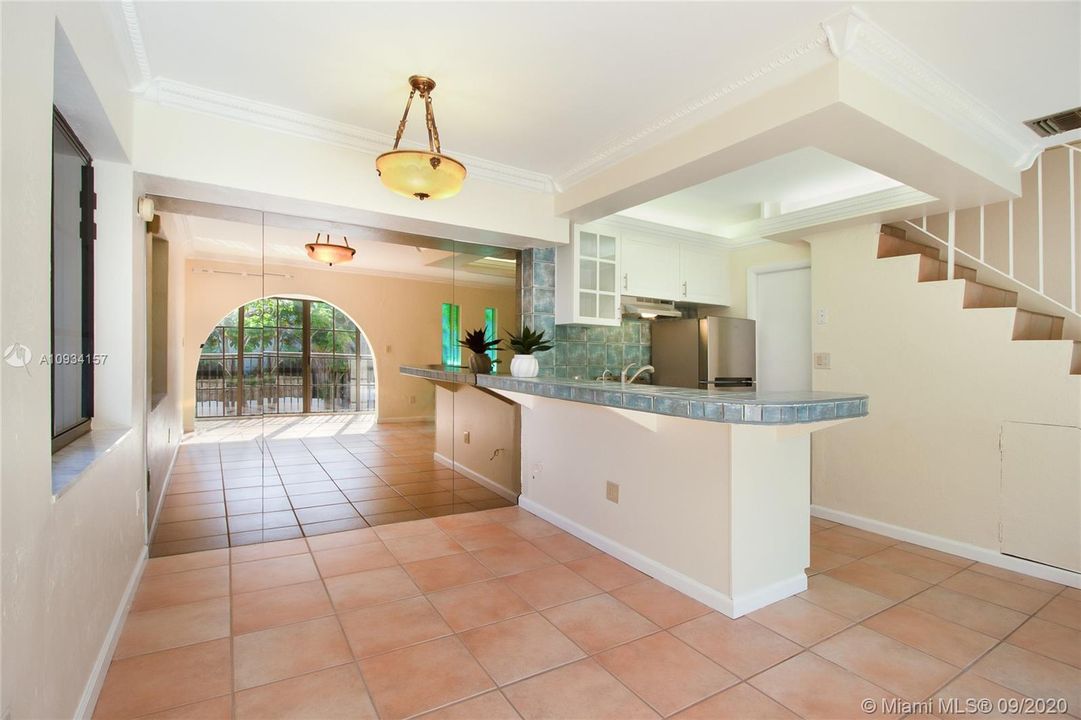 Recently Rented: $2,275 (2 beds, 1 baths, 837 Square Feet)