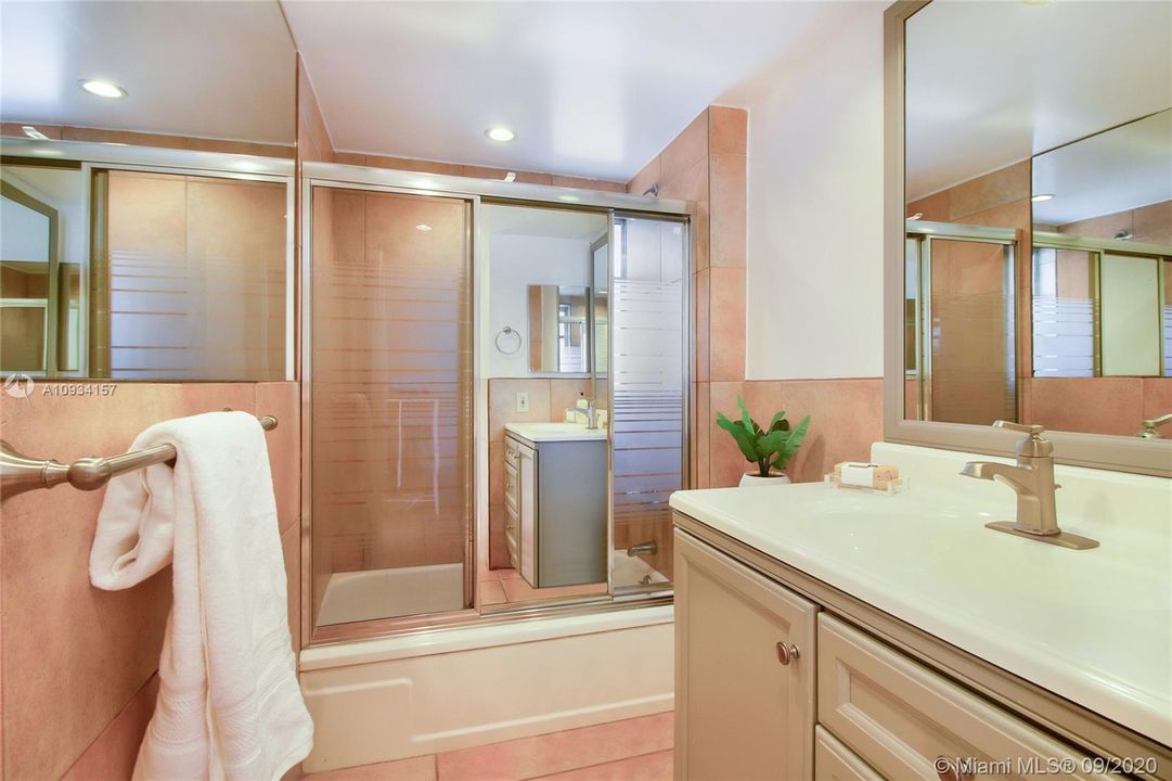 Recently Rented: $2,275 (2 beds, 1 baths, 837 Square Feet)