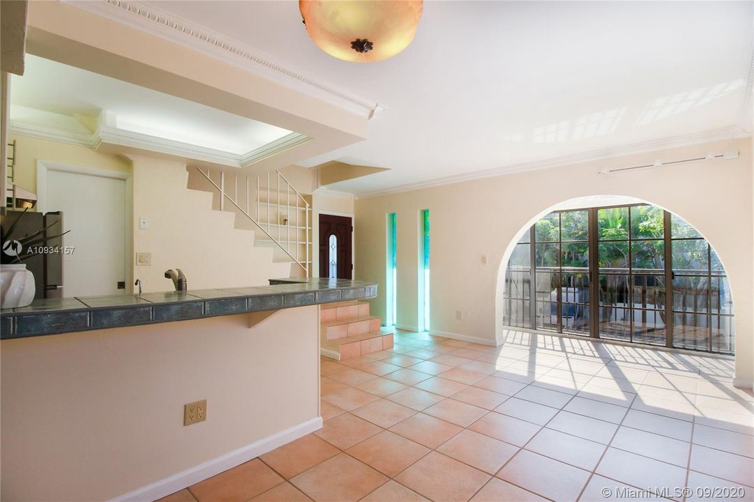 Recently Rented: $2,275 (2 beds, 1 baths, 837 Square Feet)